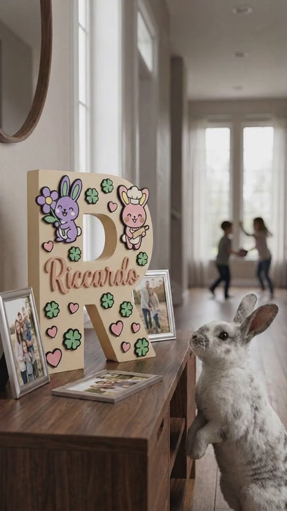 Video pubblicitario di monogramma decorato con stampe 3d a colori, a tema conoiglietti