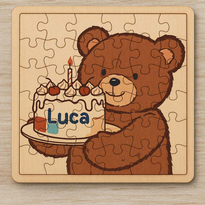 Puzzle di un orso che tiene in mano una torta di compleanno