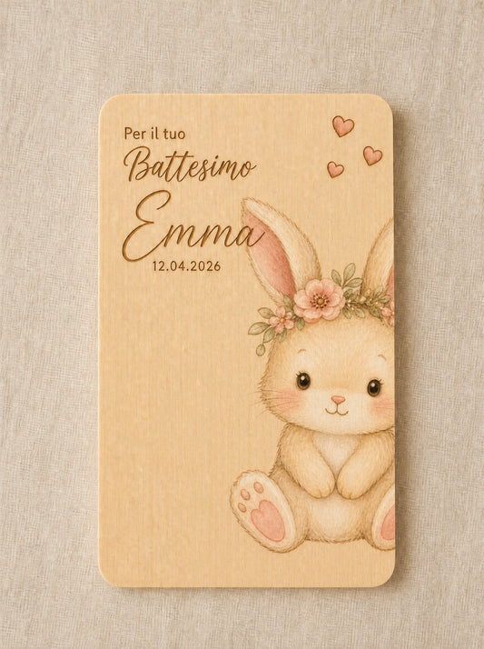 Ricordo del Battesimo in legno con coniglietto e corona di fiori, nome Emma e data incisi sul fronte