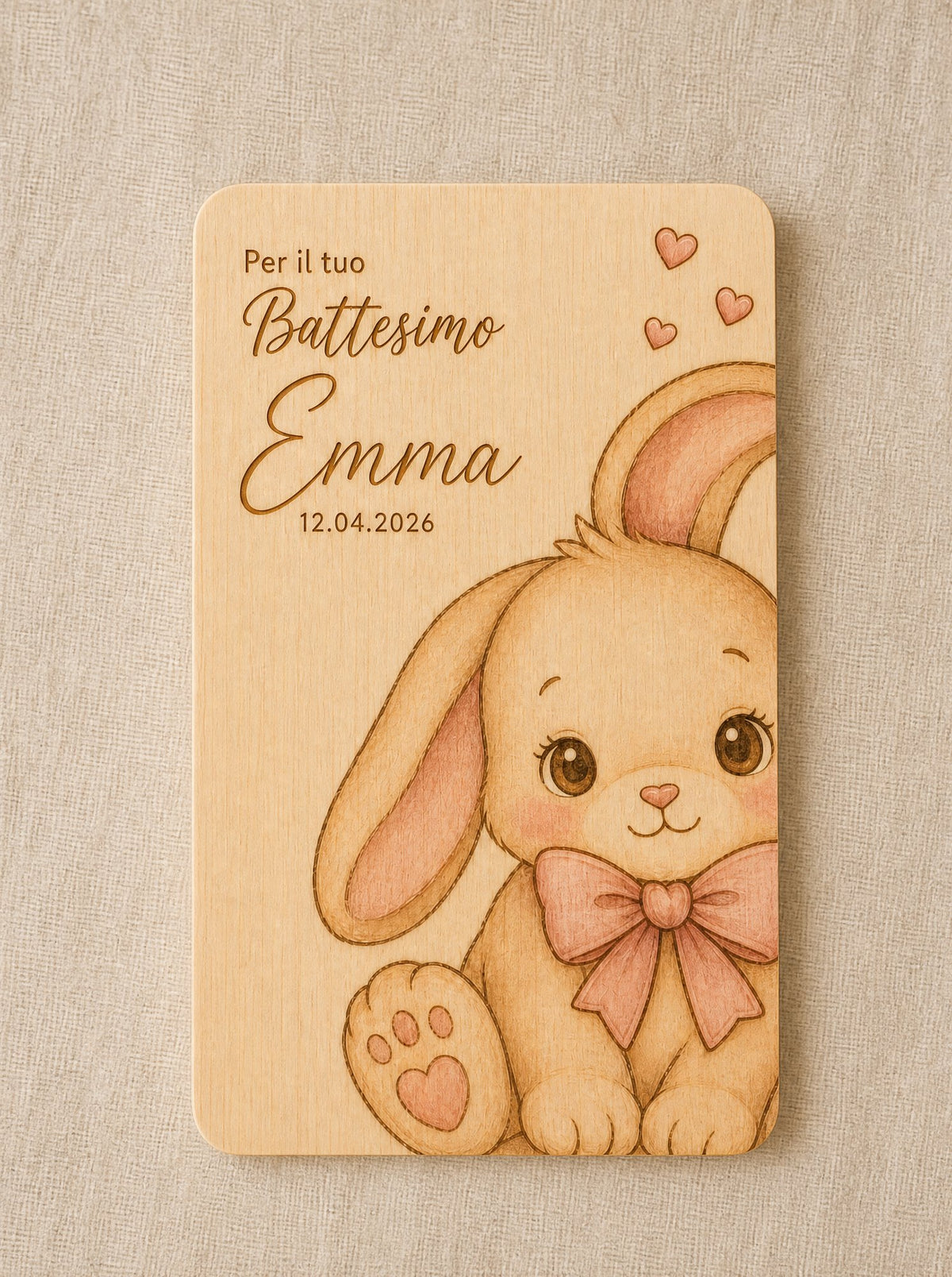 Ricordo del Battesimo in legno con coniglietto disegnato a mano, nome Emma e data incisi sul fronte