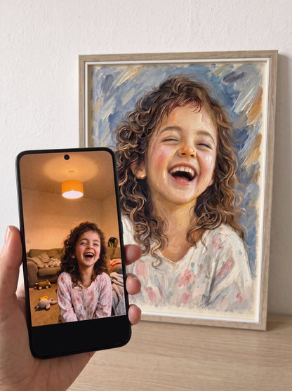 Una mano tiene il telefono con lo scatto di partenza davanti al ritratto in rilievo finito, in cornice di legno chiaro