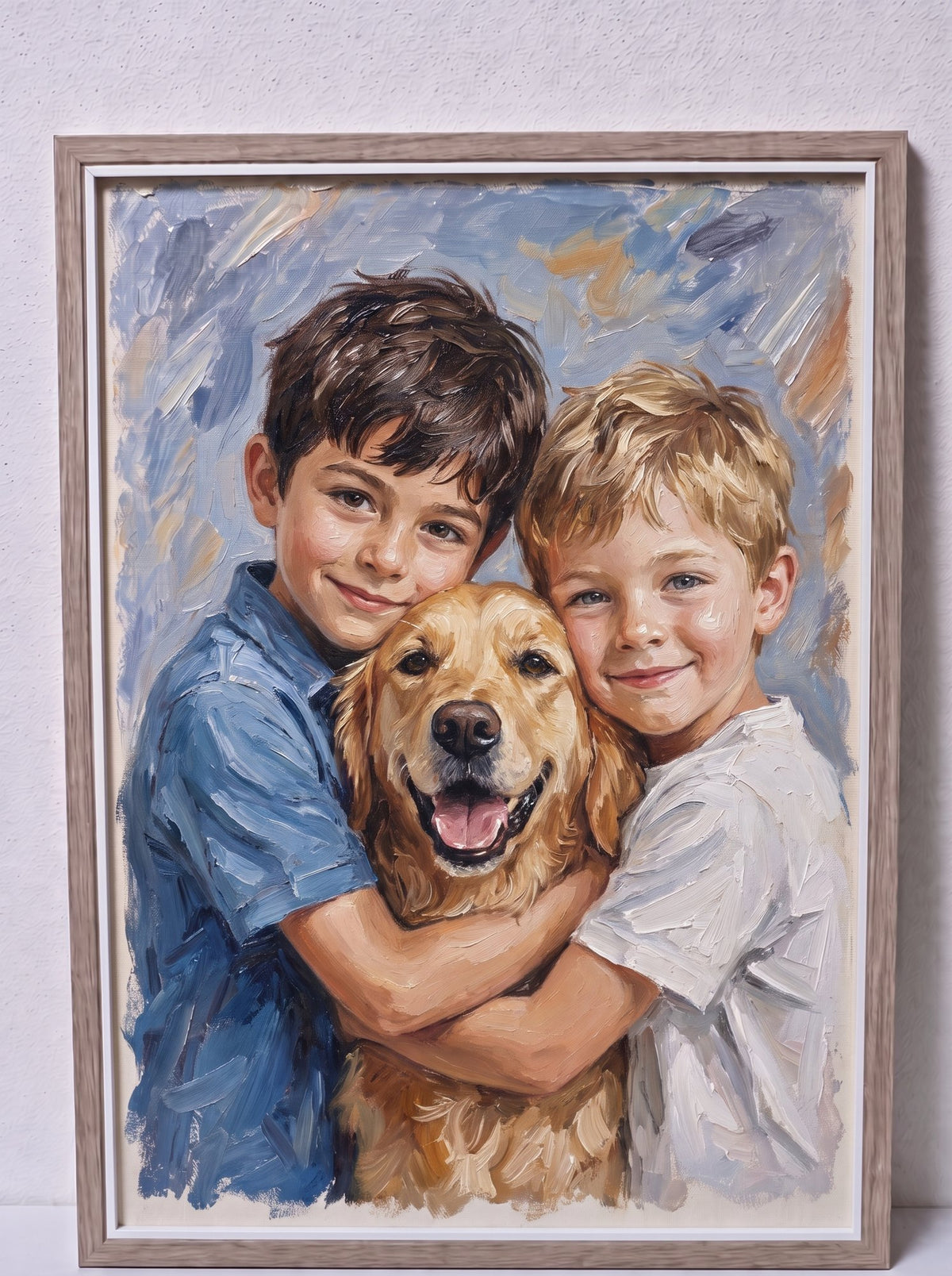 Ritratto in rilievo di due fratelli che abbracciano il loro cane, in cornice di legno chiaro