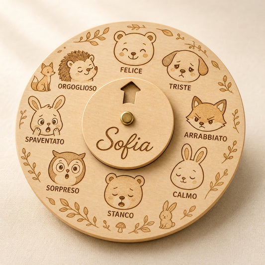 Ruota delle emozioni in legno con otto faccine incise e il nome Sofia al centro