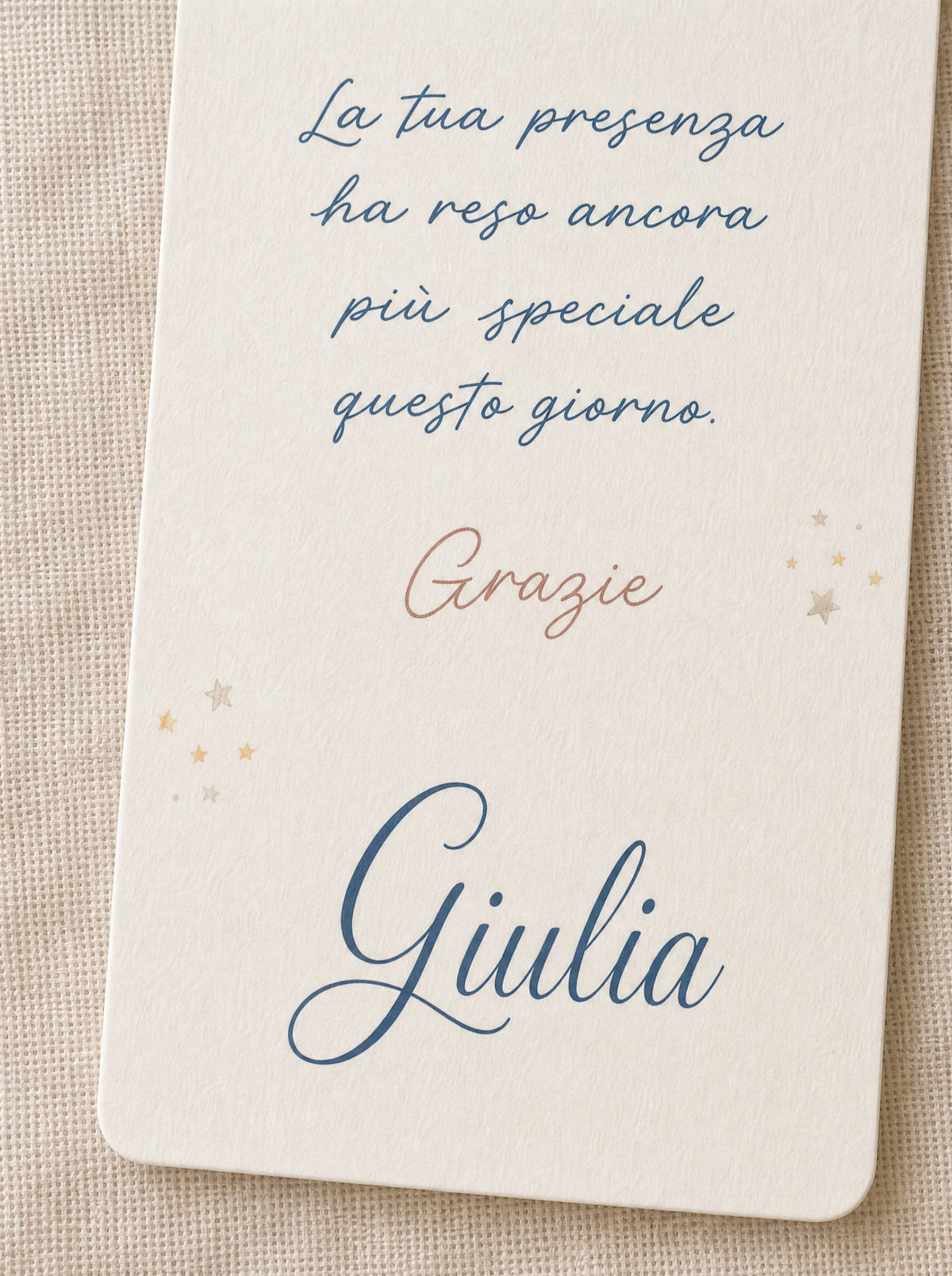Dettaglio della frase di ringraziamento personalizzata con il nome Giulia sul segnalibro battesimo