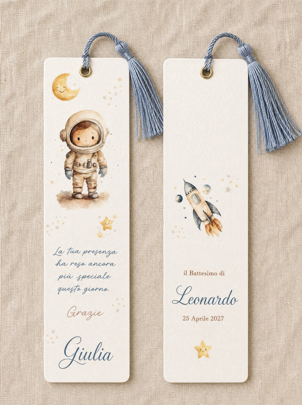 Due segnalibri battesimo della stessa misura: fronte con astronauta e nome Giulia, retro con razzo e Battesimo di Leonardo