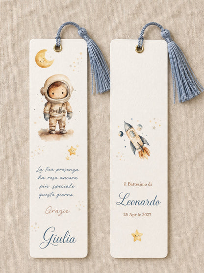 Due segnalibri battesimo della stessa misura: fronte con astronauta e nome Giulia, retro con razzo e Battesimo di Leonardo