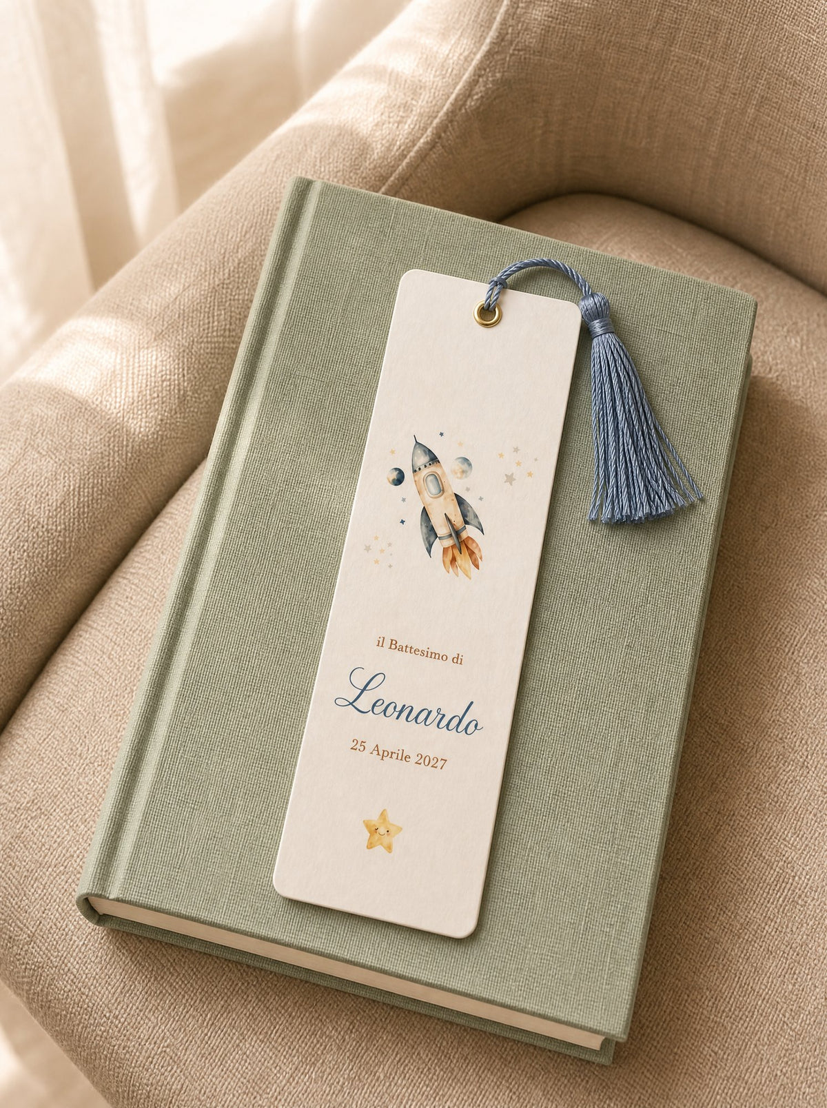 Retro del segnalibro con il nome Leonardo appoggiato su un libro rilegato in tela