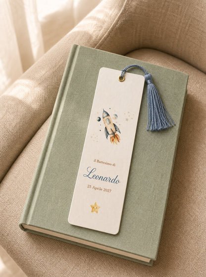 Retro del segnalibro con il nome Leonardo appoggiato su un libro rilegato in tela