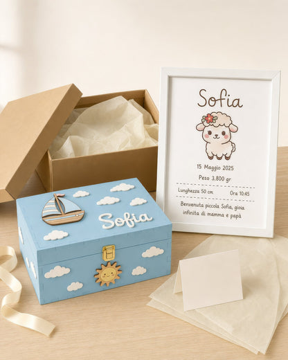 Set nascita con confezione regalo: scatola kraft, carta velina, nastro e bigliettino accanto a scatola e quadretto