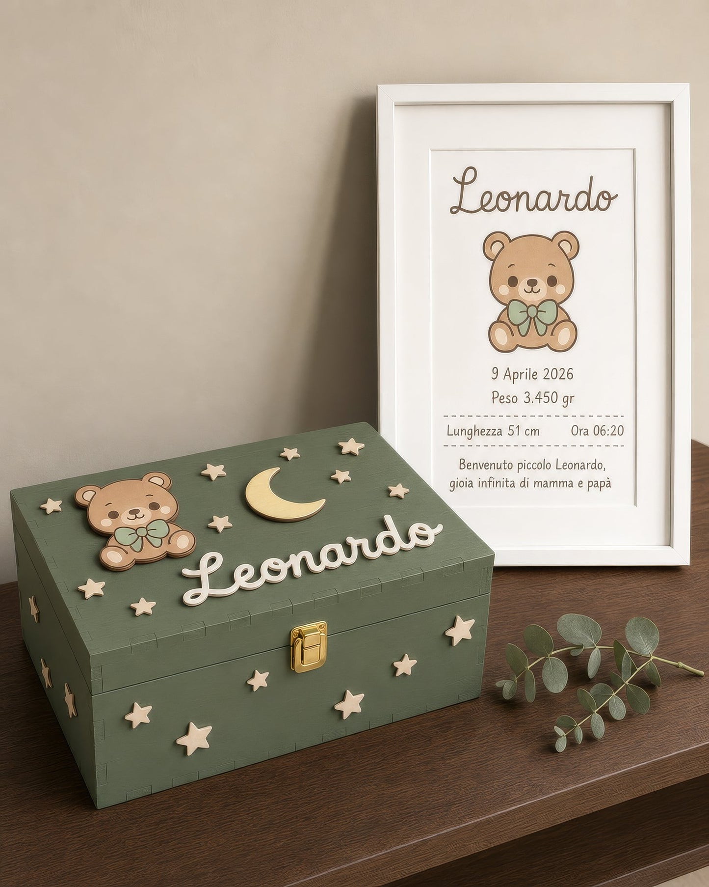Set nascita tema bosco: scatola verde salvia con orso, luna e stelle e quadretto con orsetto, nome Leonardo
