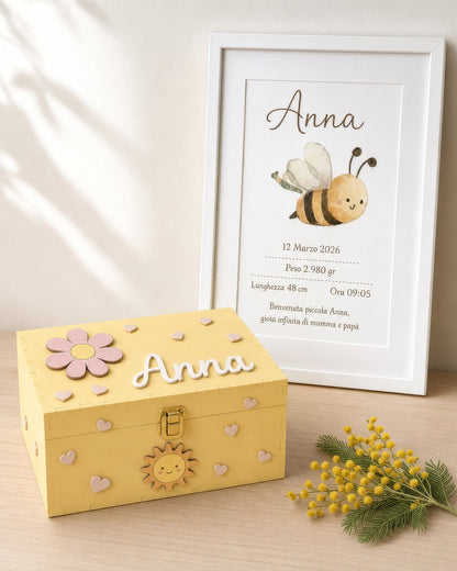 Set nascita tema fiori: scatola gialla con fiore, sole e cuori e quadretto con apetta, nome Anna