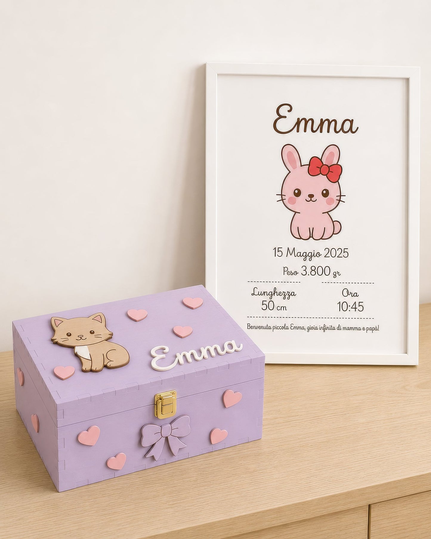 Set nascita tema gattino: scatola lilla con gatto e cuori e quadretto con coniglietto, nome Emma