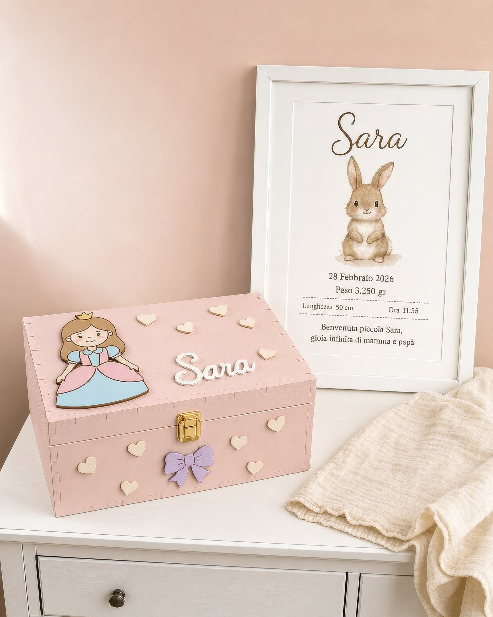 Set nascita tema principessa: scatola rosa con principessa, fiocco e cuori e quadretto con coniglietto, nome Sara