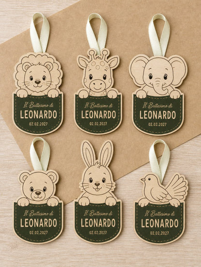 I sei animaletti del tag battesimo su carta kraft: leone, giraffa, elefante, orsetto, coniglietto, colomba.