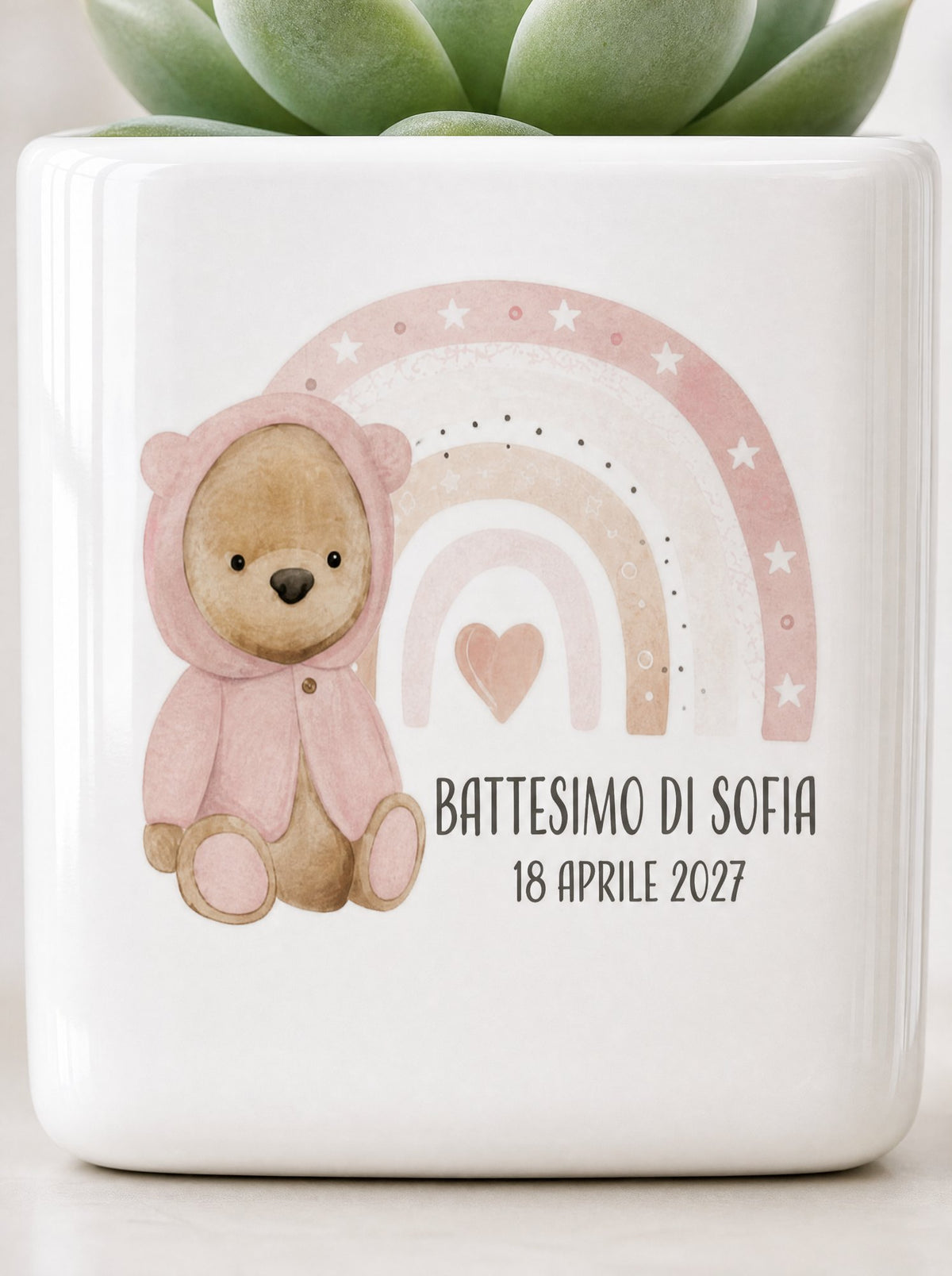 Dettaglio ravvicinato della decorazione rosa Battesimo di Sofia sulla ceramica bianca lucida