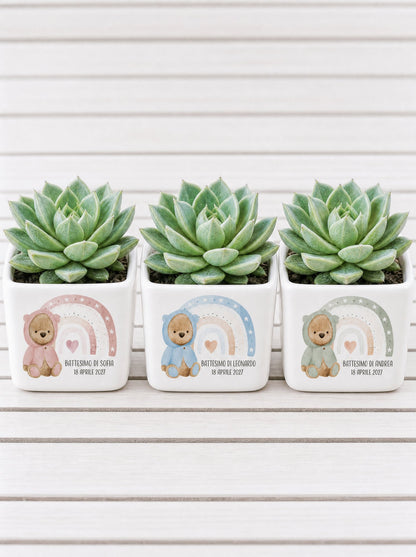 Tre vasetti in ceramica affiancati: rosa per Sofia, azzurro per Leonardo, verde salvia per Andrea