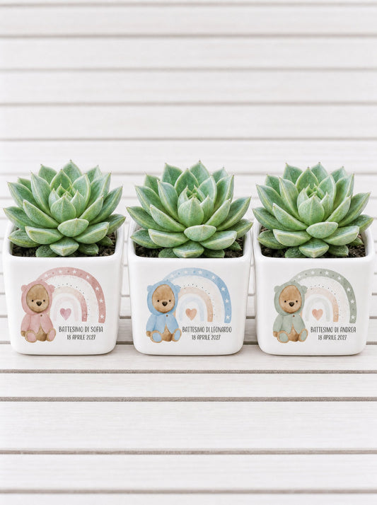 Tre vasetti in ceramica affiancati: rosa per Sofia, azzurro per Leonardo, verde salvia per Andrea
